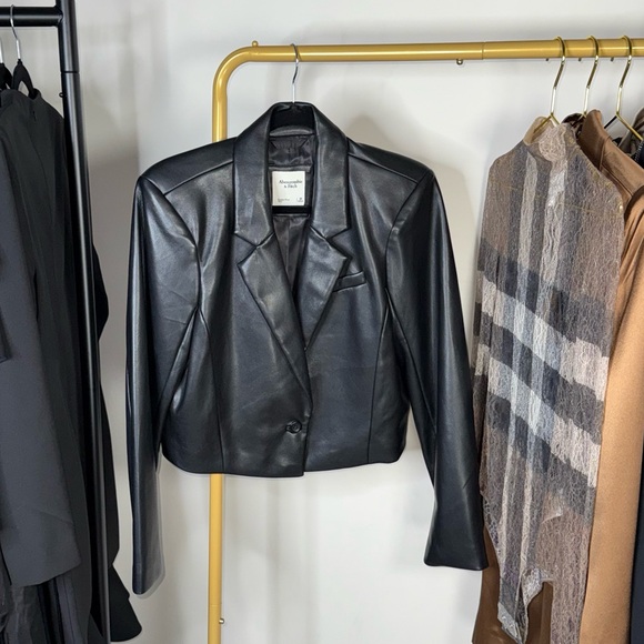 Abercrombie & Fitch Womens Medium Black Faux Leather Cropped Blazer Jacket EUC - Picture 1 of 12